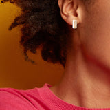 Γυναικεία καρφωτά σκουλαρίκια Tommy Hilfiger 2780625 ροζ χρυσά με ζιργκόν φορεμένα στο αυτί.