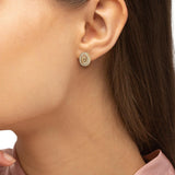 Γυναικεία καρφωτά σκουλαρίκια Tommy Hilfiger 2780586 ροζ χρυσά με ζιργκόν φορεμένα στο αυτί από πλάγια όψη.