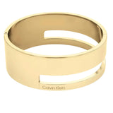 Γυναικεία χειροπέδα Calvin Klein 35000673 σε χρυσό χρώμα από ανοξείδωτο ατσάλι με στοιχεία από το λογότυπο της εταιρίας.