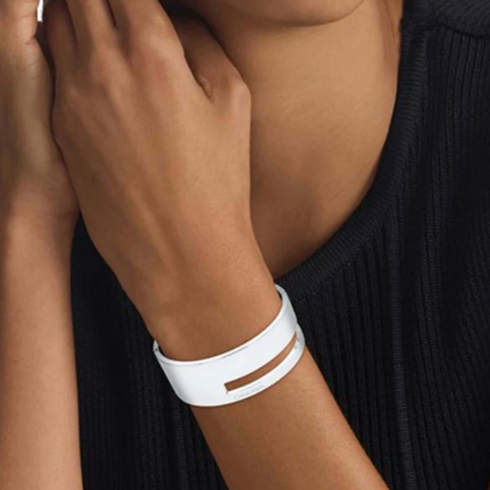 Γυναικείο βραχιόλι χειροπέδα Calvin Klein 35000674 ατσάλινη ασημί, φορεμένο.