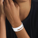 Γυναικείο βραχιόλι χειροπέδα Calvin Klein 35000674 ατσάλινη ασημί, φορεμένο.