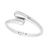 Λεπτομέρεια από τη γυναικεία χειροπέδα Emporio Armani Iconic Trend EGS3340040 με ασημί γυαλιστερό φινίρισμα και καθαρές καμπύλες.