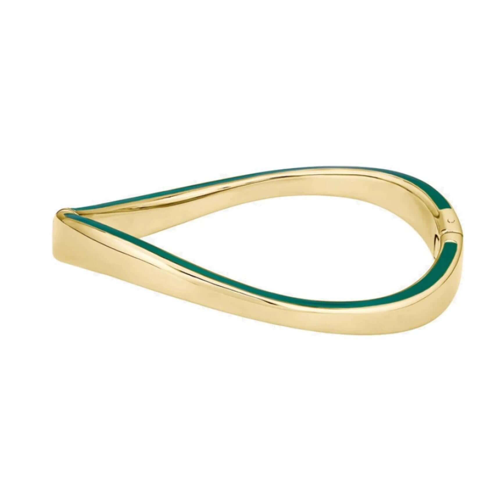 Γυναικεία χειροπέδα βραχιόλι Lacoste 2040543 σε χρυσό χρώμα από ανοξείδωτο ατσάλι διακοσμημένο με πράσινο σμάλτο, λεπτομέρεια