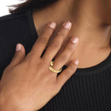 Calvin Klein Γυναικείο δαχτυλίδι open-end σε χρυσό χρώμα με σπειροειδές σχήμα, νούμερο 54, φορεμένο