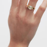 Γυναικείο δαχτυλίδι PDPAOLA AN01-D93 Prehnite Bay Ring κατασκευασμένο από ασήμι 925 επιχρυσωμένο με ηλιόλιθο-Κοντινό φορεμένο