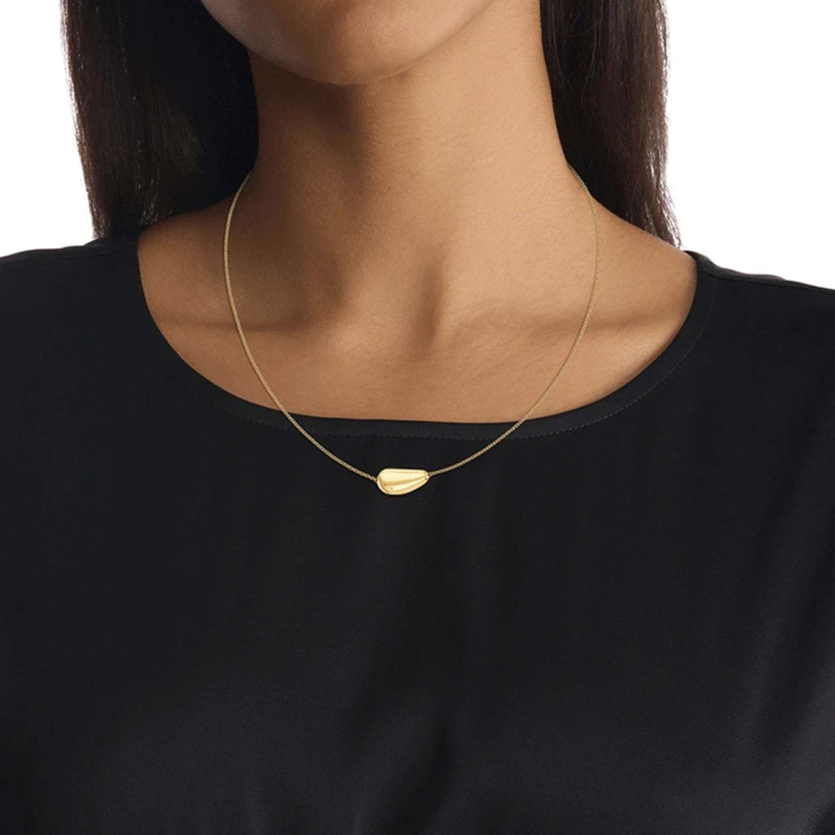 Γυναικείο Κολιέ Calvin Klein 35000601 ατσάλινο χρυσό με κρεμαστό στοιχείο σταγόνα, φορεμένο.