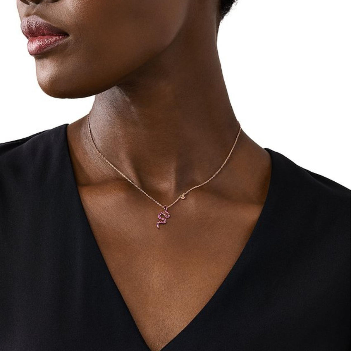 Γυναικείο κολιέ Emporio Armani Sentimental EG3613221 φίδι ροζ χρυσό φορεμένο στον λαιμό