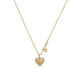 Λεπτομέρεια από το γυναικείο κολιέ Emporio Armani Sentimental EG3622710 με κρεμαστό καρδιά και λευκά ζιργκόν σε χρυσό χρώμα.