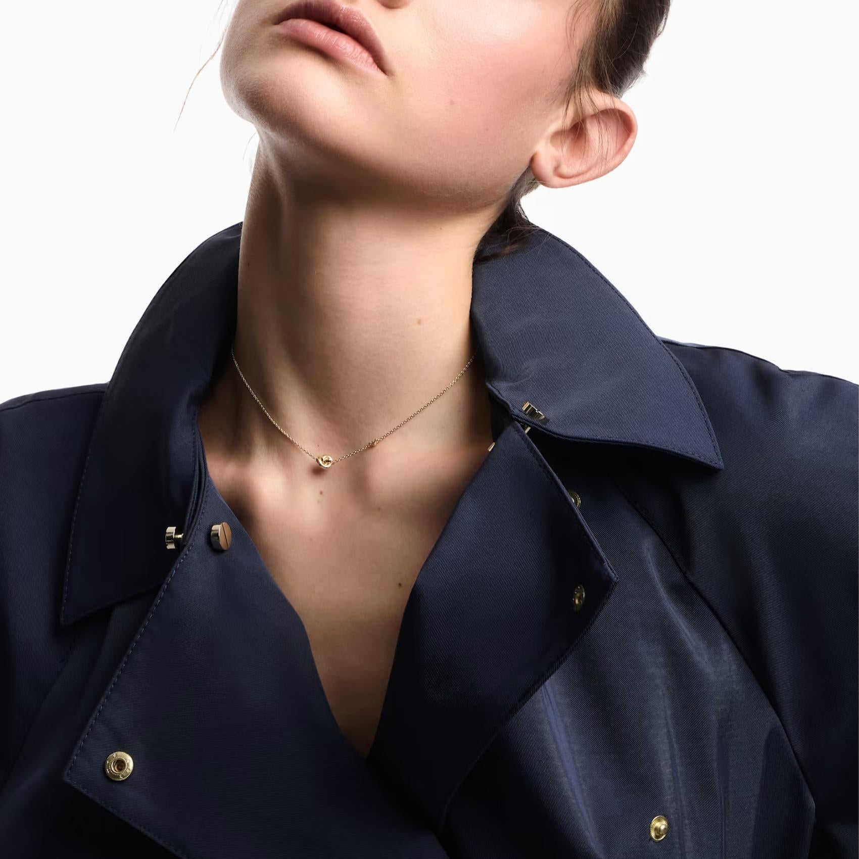 Γυναικείο κολιέ Emporio Armani Sentimental EG3636710 κόμπος χρυσό φορεμένο στον λαιμό