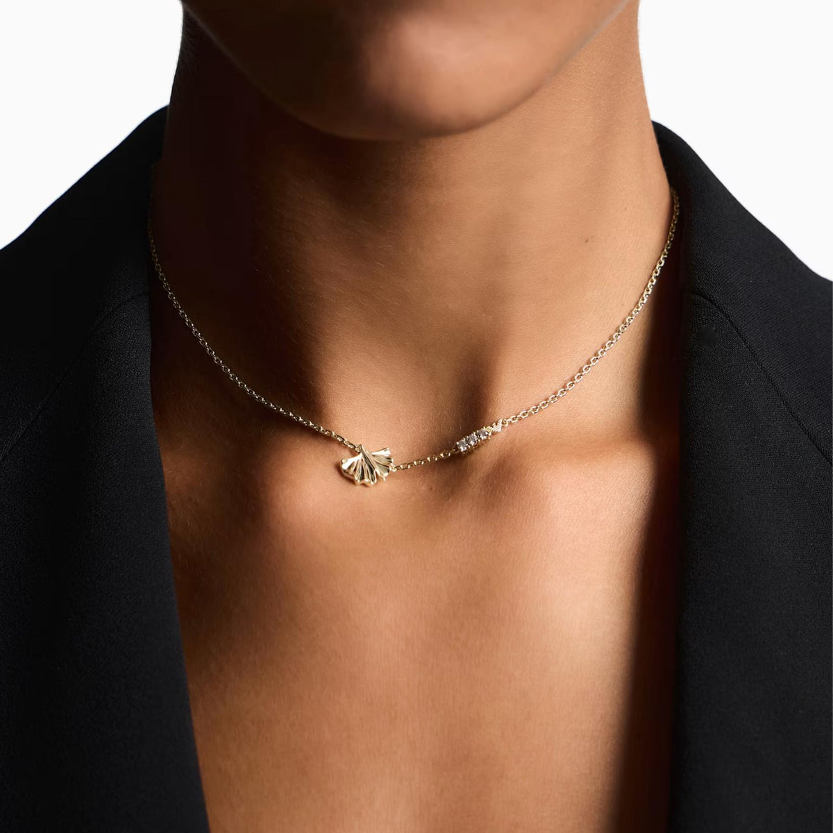 Γυναικείο κολιέ Emporio Armani Sentimental EGS3262710 φύλλο ginkgo χρυσό φορεμένο στον λαιμό