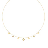 Λεπτομέρεια από το γυναικείο κολιέ Guess Ace Of Diamonds JUBN06178JWYGT/U από ανοξείδωτο ατσάλι σε χρυσό χρώμα με κρεμαστά τσαρμ.