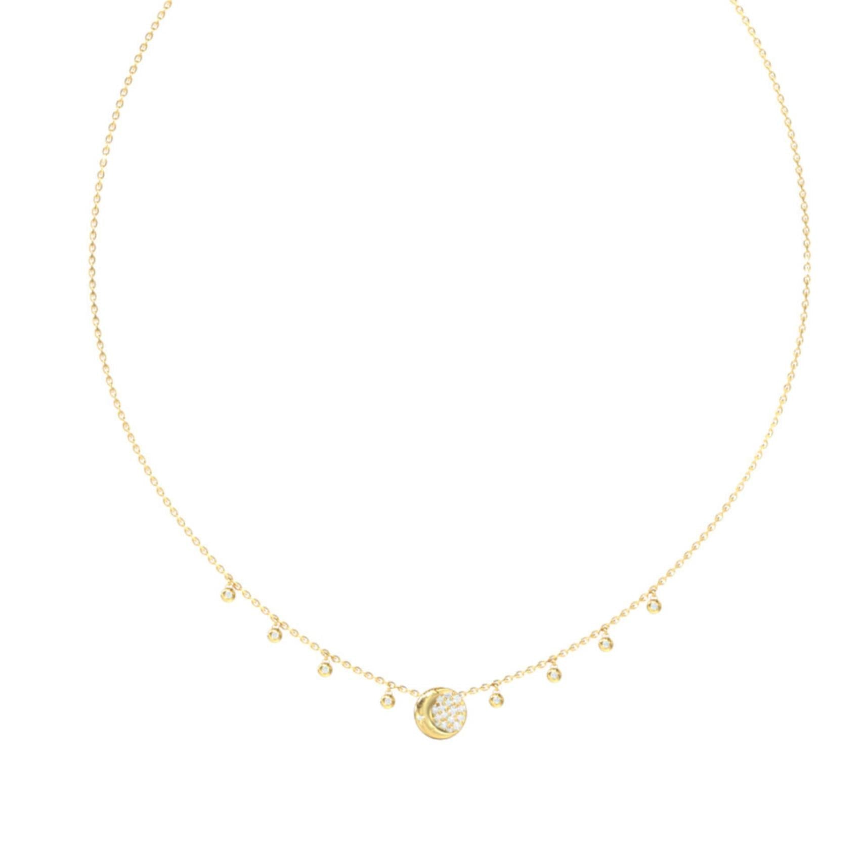 Λεπτομέρεια από το γυναικείο κολιέ Guess Aurora JUBN06238JWYGT/U σε χρυσό χρώμα με κρεμαστά charms, πέτρες και λογότυπο.