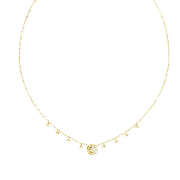Λεπτομέρεια από το γυναικείο κολιέ Guess Aurora JUBN06238JWYGT/U σε χρυσό χρώμα με κρεμαστά charms, πέτρες και λογότυπο.