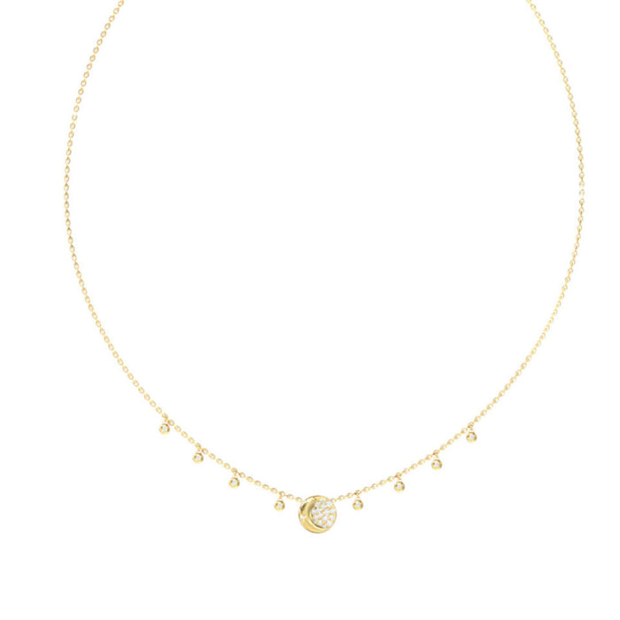 Λεπτομέρεια από το γυναικείο κολιέ Guess Aurora JUBN06238JWYGT/U σε χρυσό χρώμα με κρεμαστά charms, πέτρες και λογότυπο.
