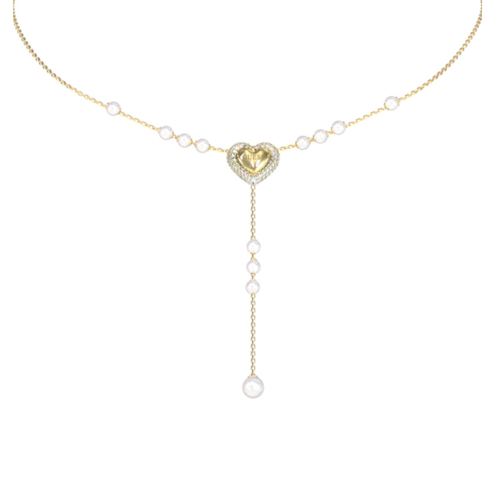 Λεπτομέρεια από το γυναικείο κολιέ Guess Beloved JUBN06007JWYGT/U σε χρυσό χρώμα με καρδιά, πέρλες και πέτρες.