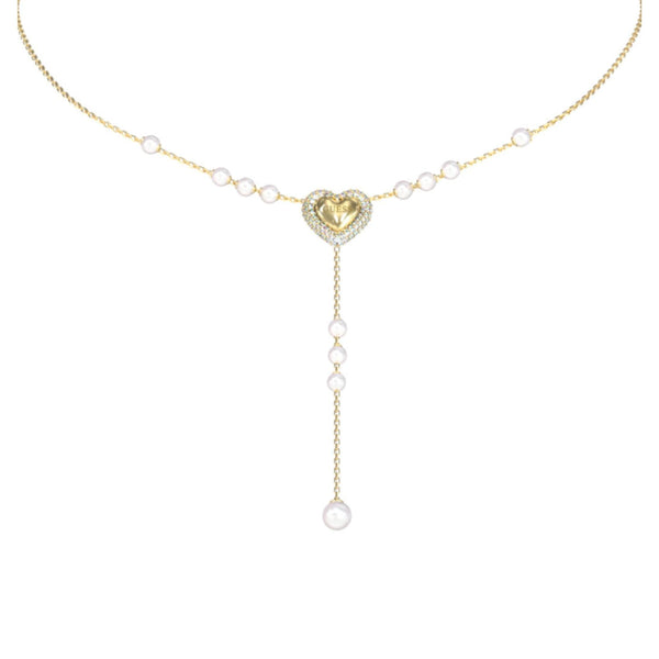 Λεπτομέρεια από το γυναικείο κολιέ Guess Beloved JUBN06007JWYGT/U σε χρυσό χρώμα με καρδιά, πέρλες και πέτρες.