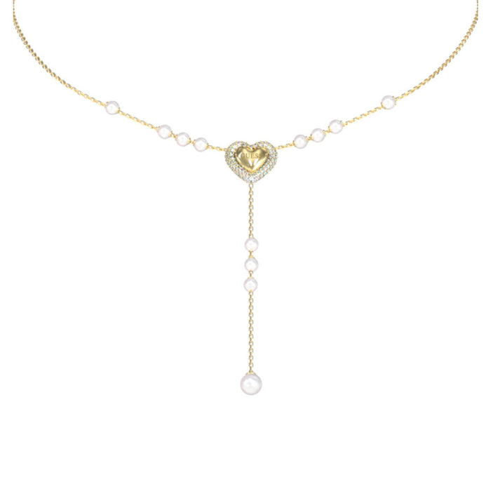 Λεπτομέρεια από το γυναικείο κολιέ Guess Beloved JUBN06007JWYGT/U σε χρυσό χρώμα με καρδιά, πέρλες και πέτρες.