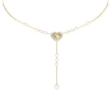 Λεπτομέρεια από το γυναικείο κολιέ Guess Beloved JUBN06007JWYGT/U σε χρυσό χρώμα με καρδιά, πέρλες και πέτρες.