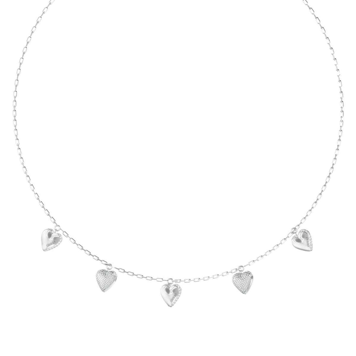 Λεπτομέρεια από το γυναικείο κολιέ Guess By Your Side JUBN06081JWRHT/U από ανοξείδωτο ατσάλι σε ασημί χρώμα με κρεμαστές καρδιές, ζιργκόν και λογότυπο Guess.