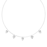 Λεπτομέρεια από το γυναικείο κολιέ Guess By Your Side JUBN06081JWRHT/U από ανοξείδωτο ατσάλι σε ασημί χρώμα με κρεμαστές καρδιές, ζιργκόν και λογότυπο Guess.