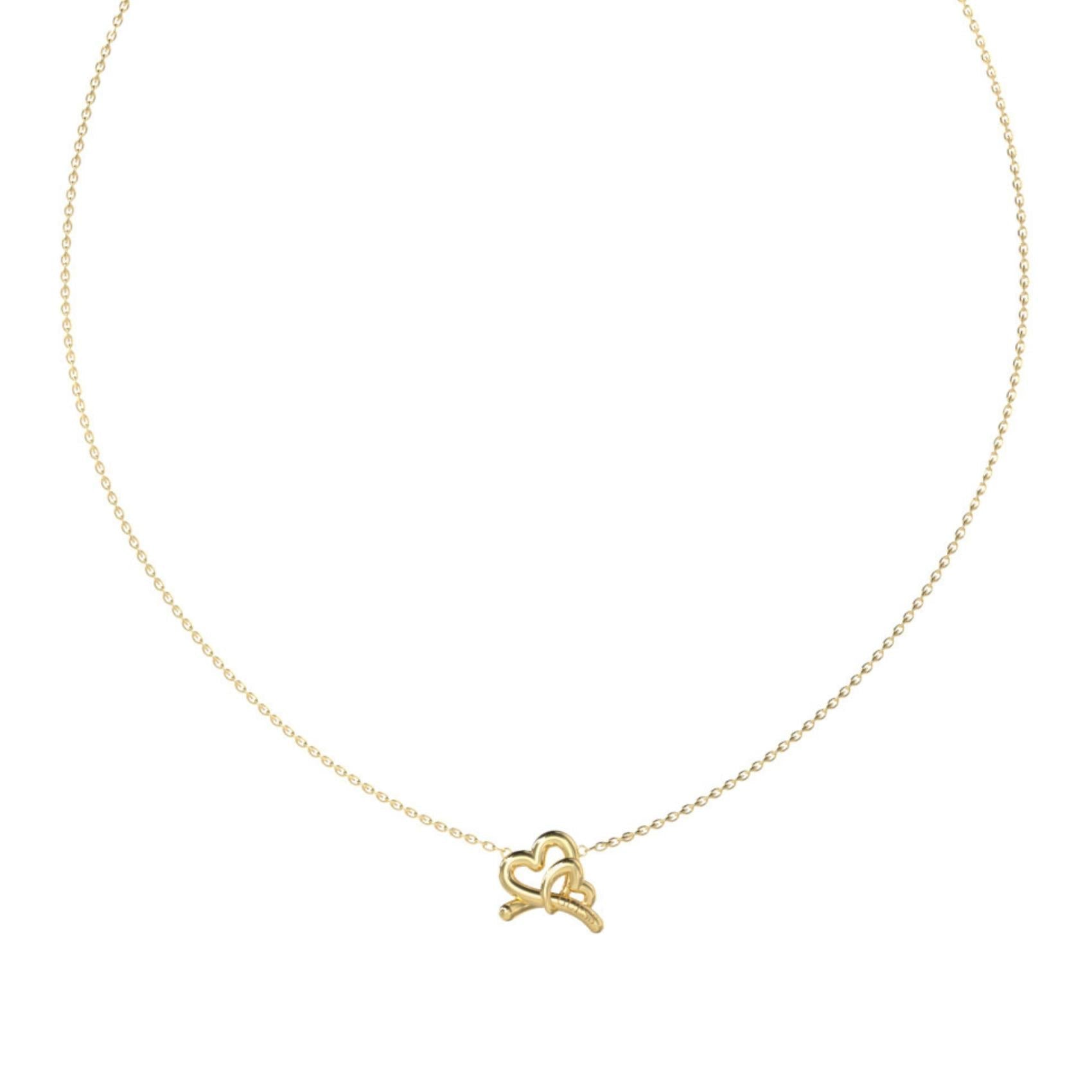Λεπτομέρεια από το γυναικείο κολιέ Guess Love Bites JUBN06056JWYGT/U σε χρυσό χρώμα με καρδιές και λογότυπο.