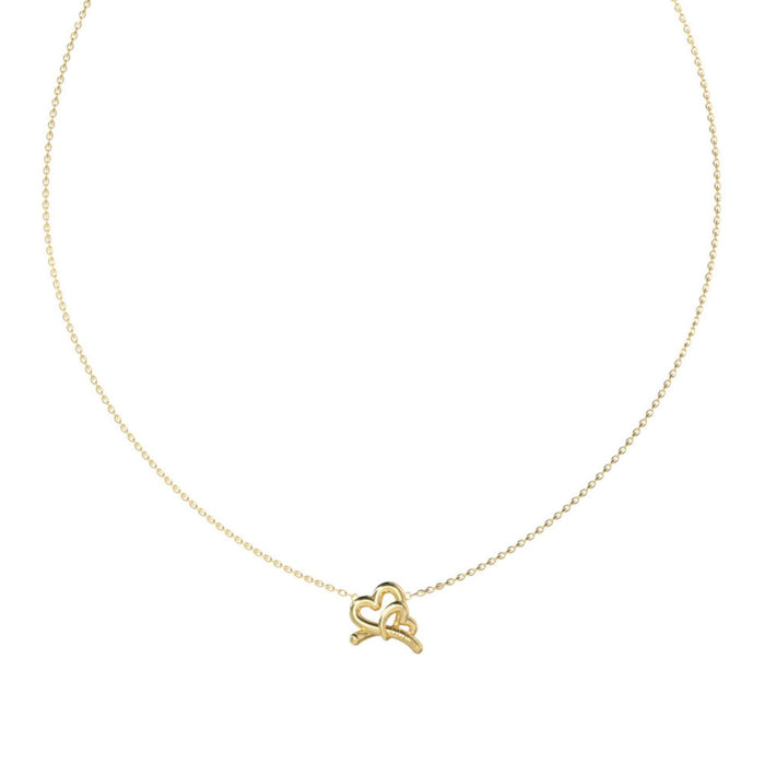 Λεπτομέρεια από το γυναικείο κολιέ Guess Love Bites JUBN06056JWYGT/U σε χρυσό χρώμα με καρδιές και λογότυπο.