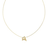 Λεπτομέρεια από το γυναικείο κολιέ Guess Love Bites JUBN06056JWYGT/U σε χρυσό χρώμα με καρδιές και λογότυπο.