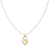 Λεπτομέρεια από το γυναικείο κολιέ Guess Love Bites JUBN06060JWYGRHT/U σε χρυσό χρώμα με δίχρωμη καρδιά, πέτρες και λογότυπο.