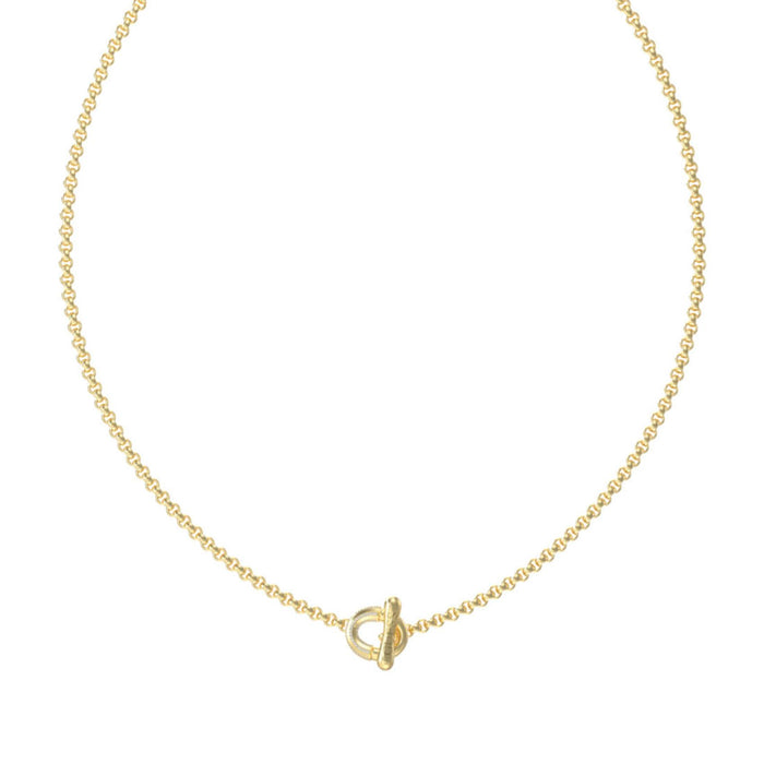 Λεπτομέρεια από το γυναικείο κολιέ Guess Majorelle JUBN05371JWYGT/U σε χρυσό χρώμα με σχέδιο και λογότυπο.