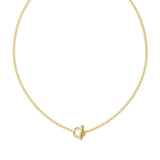 Λεπτομέρεια από το γυναικείο κολιέ Guess Majorelle JUBN05371JWYGT/U σε χρυσό χρώμα με σχέδιο και λογότυπο.