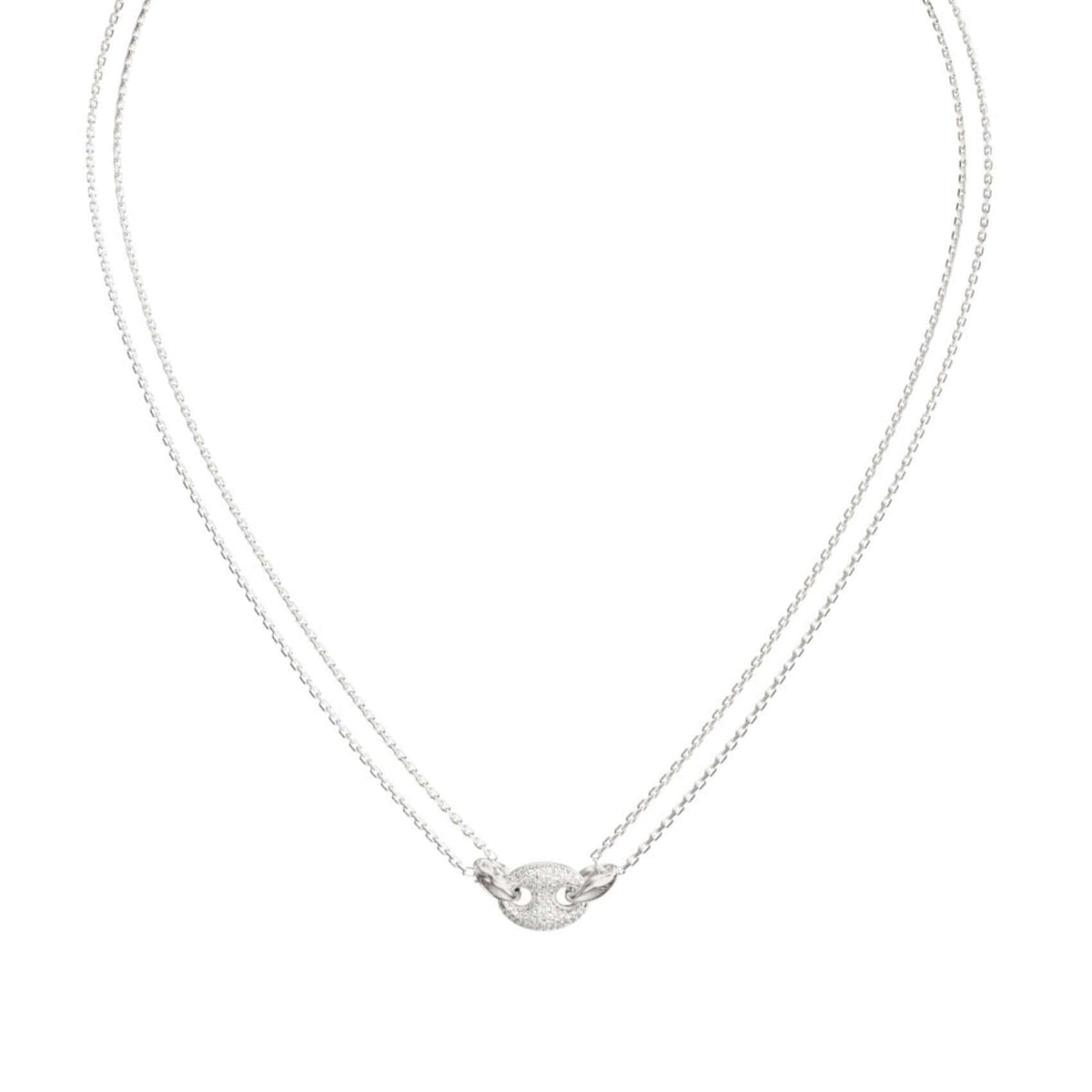 Λεπτομέρεια από το γυναικείο κολιέ Guess Marina JUBN06220JWRHT/U από ανοξείδωτο ατσάλι σε ασημί χρώμα με διπλή αλυσίδα και ζιργκόν.