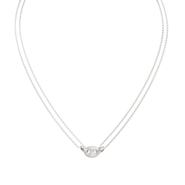 Λεπτομέρεια από το γυναικείο κολιέ Guess Marina JUBN06220JWRHT/U από ανοξείδωτο ατσάλι σε ασημί χρώμα με διπλή αλυσίδα και ζιργκόν.