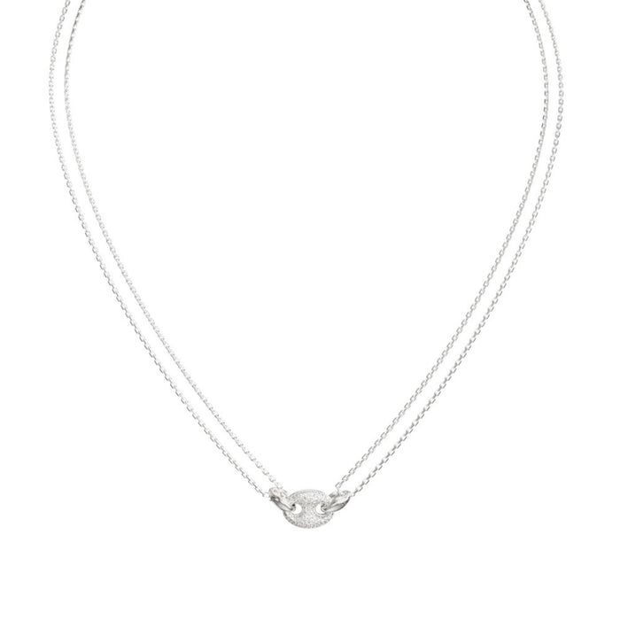 Λεπτομέρεια από το γυναικείο κολιέ Guess Marina JUBN06220JWRHT/U από ανοξείδωτο ατσάλι σε ασημί χρώμα με διπλή αλυσίδα και ζιργκόν.