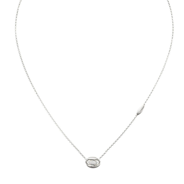 Λεπτομέρεια από το γυναικείο κολιέ Guess Marina JUBN06223JWRHT/U από ανοξείδωτο ατσάλι σε ασημί χρώμα με ζιργκόν.