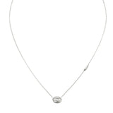 Λεπτομέρεια από το γυναικείο κολιέ Guess Marina JUBN06223JWRHT/U από ανοξείδωτο ατσάλι σε ασημί χρώμα με ζιργκόν.
