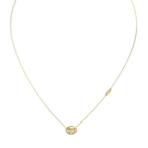 Λεπτομέρεια από το γυναικείο κολιέ Guess Marina JUBN06223JWYGT/U από ανοξείδωτο ατσάλι σε χρυσό χρώμα με ζιργκόν.