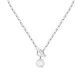 Γυναικείο κολιέ Karl Lagerfeld Pearl KLAYR04 σε λεπτομέρεια από ανοξείδωτο ατσάλι σε ασημί χρώμα με λευκή πέρλα.