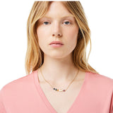 Γυναικείο κολιέ Lacoste 2040360 με πολύχρωμα ζιργκόν κατασκευασμένο από επιχρυσωμένο ατσάλι, φορεμένο