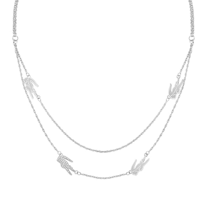 Γυναικείο κολιέ Lacoste 2040469 κατασκευασμένο από ανοξείδωτο ατσάλι σε ασημί χρώμα. Το κολιέ περιλαμβάνει δύο λεπτές αλυσίδες διαφορετικού μήκους 40-45cm με μοτίφ από ζιργκόν που αναπαριστούν τον εμβληματικό κροκόδειλο της Lacoste.