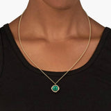 Γυναικείο κολιέ Lacoste 2040560 με πέτρα σε πράσινο χρώμα κατασκευασμένο από επιχρυσωμένο ατσάλι, φορεμένο