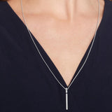 Γυναικείο κολιέ Tommy Hilfiger ασημί από ανοξείδωτο ατσάλι, φορεμένο στο λαιμό.