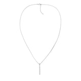 Γυναικείο ατσάλινο κολιέ Tommy Hilfiger σε ασημί απόχρωση, με διακριτικό ορθογώνιο κρεμαστό και δυνατότητα προσαρμογής στο μήκος.