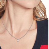 Ατσάλινο ασημί κολιέ Tommy Hilfiger 2780849 μήκους 40–50 cm με διακριτικό κρεμαστό φορεμένο στον λαιμό.