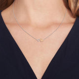 Ατσάλινο ασημί κολιέ Tommy Hilfiger 2780743 μήκους 40–50 cm με διπλό κρεμαστό καρδιές φορεμένο στον λαιμό.