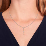 Γυναικείο ατσάλινο ασημί κολιέ Tommy Hilfiger 2780819 μήκους 40–50 cm με πρωτότυπο κρεμαστό σε ασημί, χρυσό και ροζ χρυσό, φορεμένο στο λαιμό.