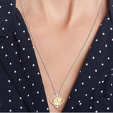 Ατσάλινο ασημί κολιέ Tommy Hilfiger 2780796 μήκους 40–50 cm με χρυσό κρεμαστό φορεμένο στον λαιμό.