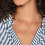 Ατσάλινο χρυσό κολιέ Tommy Hilfiger 2780772 μήκους 40–50 cm με κρεμαστό φορεμένο στον λαιμό.