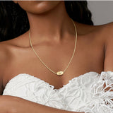 Ατσάλινο χρυσό κολιέ Tommy Hilfiger 2780617 μήκους 40–50 cm με ζιργκόν φορεμένο στον λαιμό.