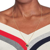 Χρυσό ατσάλινο κολιέ Tommy Hilfiger 2780797 μήκους 40–50 cm με μαύρο κρεμαστό φορεμένο στον λαιμό.