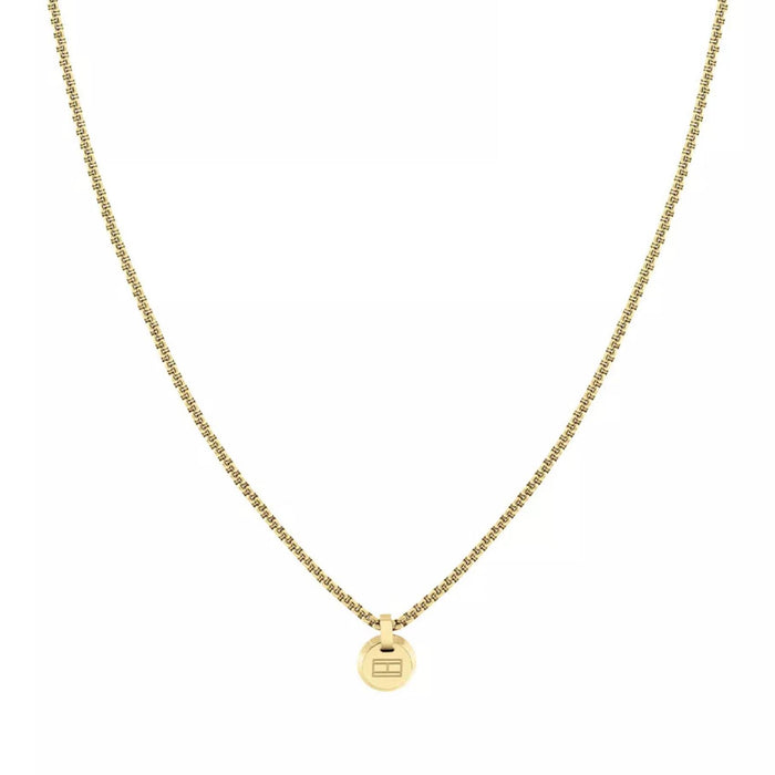 Λεπτομέρεια του χρυσού κολιέ Tommy Hilfiger 2780850 μήκους 40–50 cm με διακριτικό στρογγυλό κρεμαστό στοιχείο.